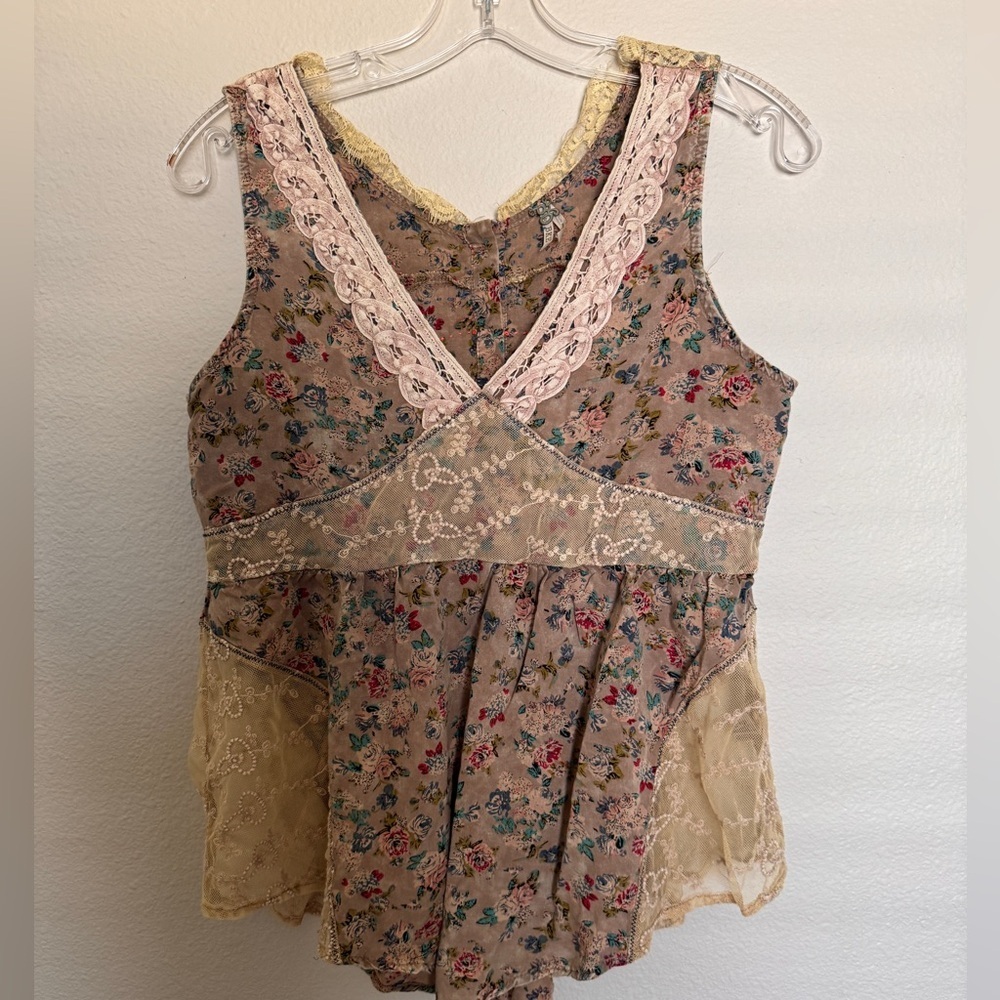 BKE floral Bohemia top. Size Medium. V-Neck with Lace accents.